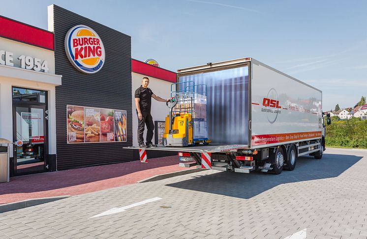 6621_LKW vor BK-Store 4_Streifenvorhang.jpg