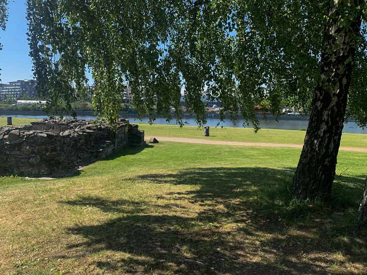 Middelalderparken ved ruinene og vannspeilet