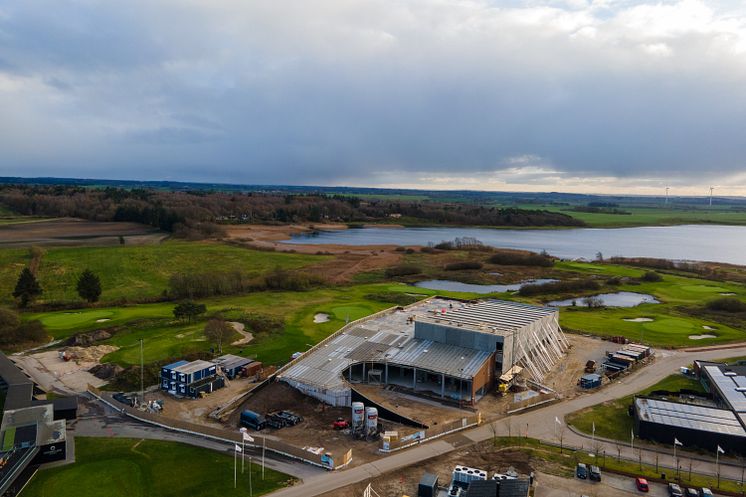 HimmerLand Multihal ligger ved siden af resortets 6-hullers par 3-golfbane - som noget helt unikt, vil man kunne gå op på taget fra gaden