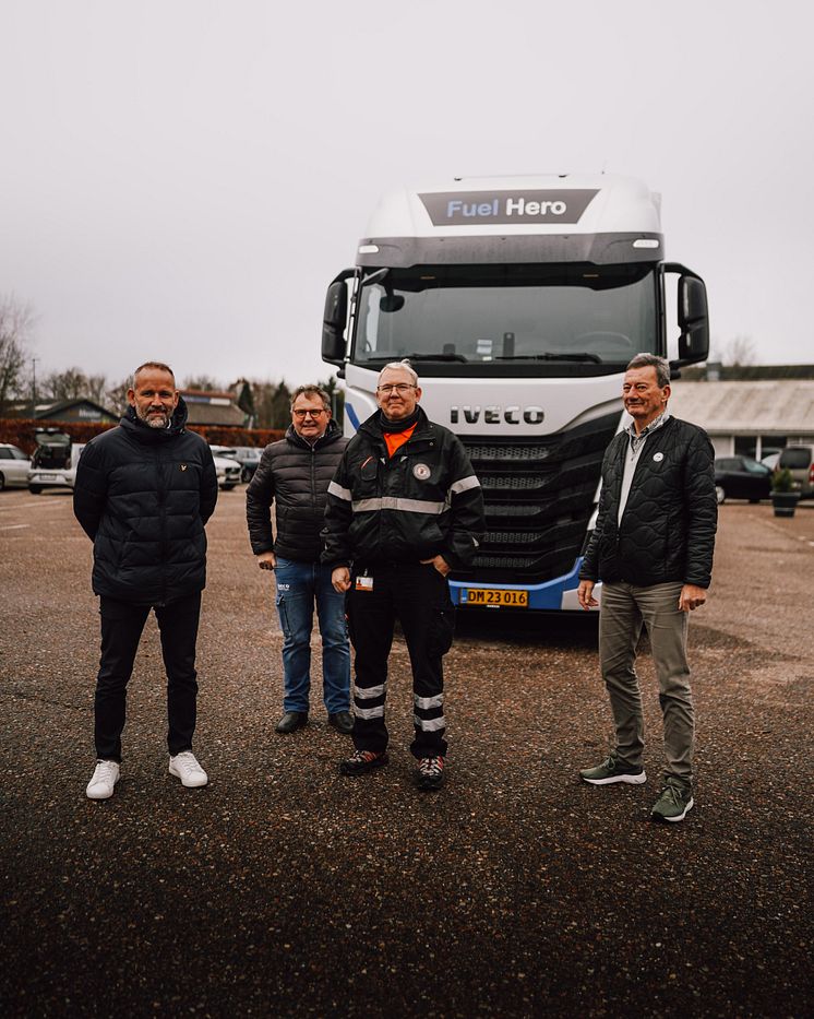 Billede 3 - Fra venstre Thomas Bass (ansvarlig for testkørsel hos HT Transport), Jørgen B. Andreasen (chaufførtræner fra IVECO)...