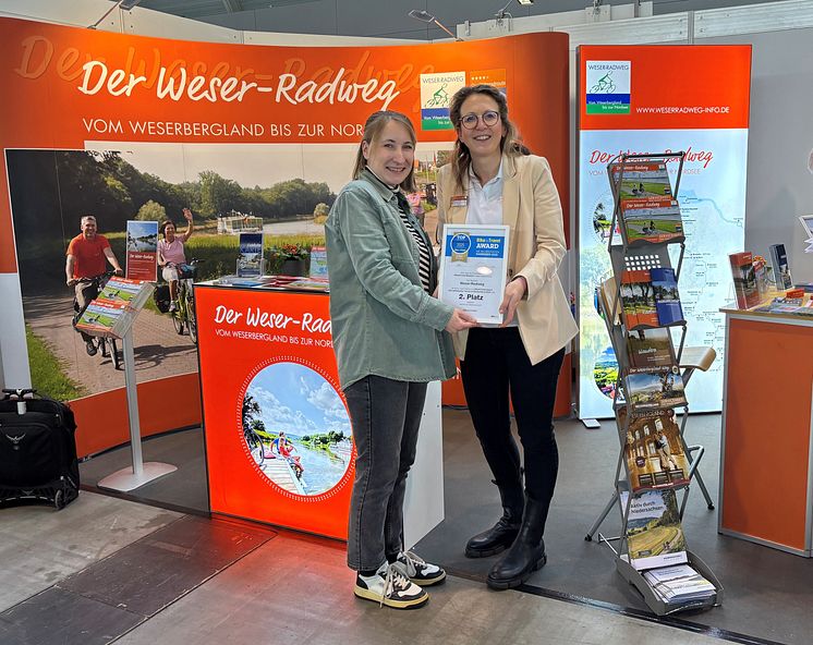Übergabe der Urkunde auf der CMT Stuttgart 2025 (c) Weserbergland Tourismus e.V..jpg