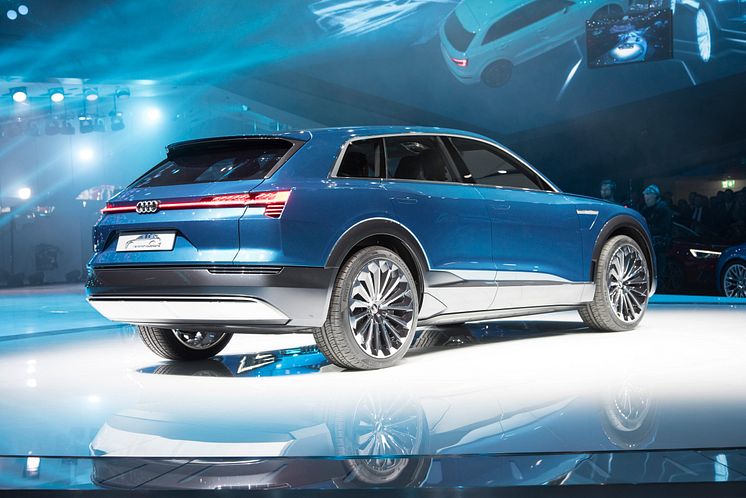 Audi e-tron quattro concept bagfra på Audis stand på Frankfurt International Motor Show 2015