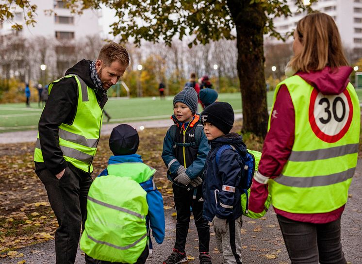 Følgegruppe med refleksvester på vei til Grefsen skole 1