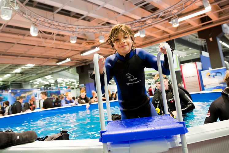 Jonathan Svärd från Eksjö testar Scuba diving