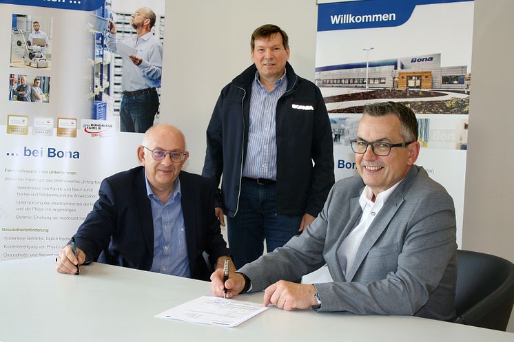 Geschäftsführer Dr. Brokamp und Prokurist Thorsten Kusch haben den Kaufvertrag für ihren ersten batterieelektrischen  Lkw von Scania unterzeichnet.