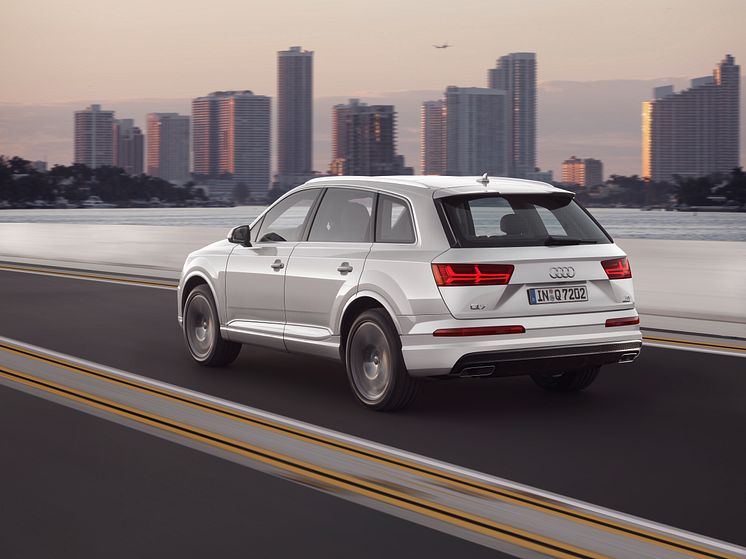 Q7 white rear