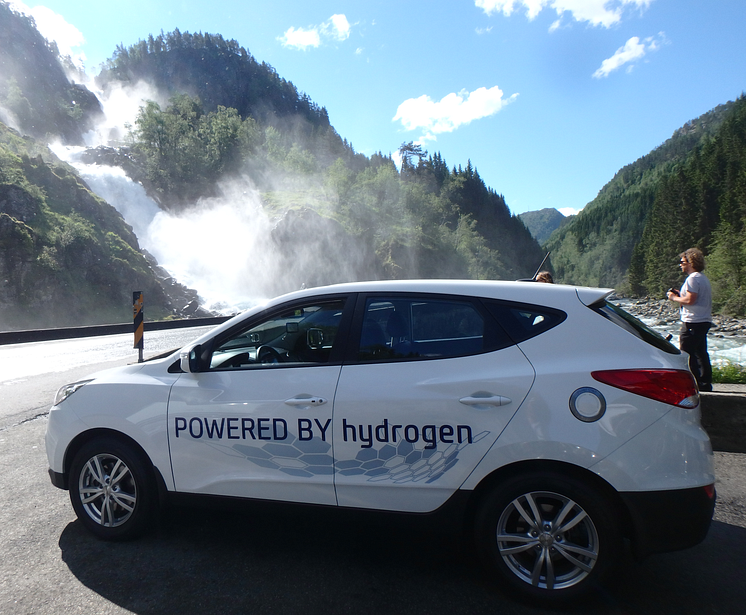 Hyundais ix35 Fuel Cell på E134 fra Bergen til Bolzano