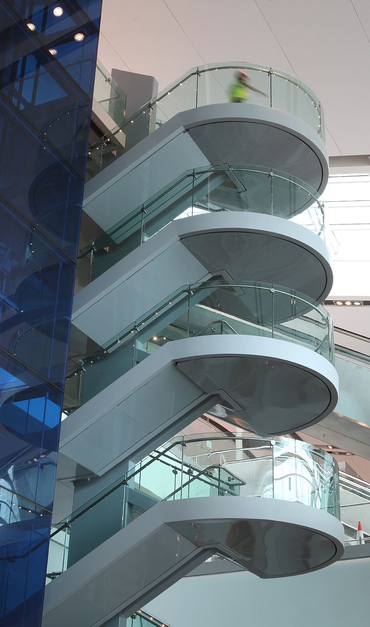 Fox Design presenterar HLS ledstång- och trappbelysning med LED på Dublin Airport.