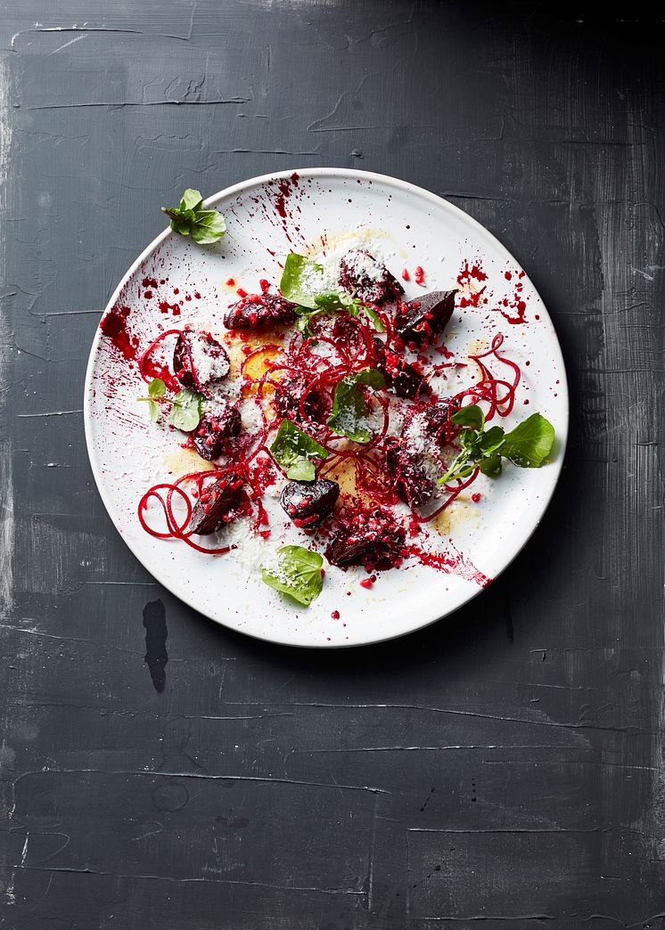 Beetroot with goat cheese and raspberries