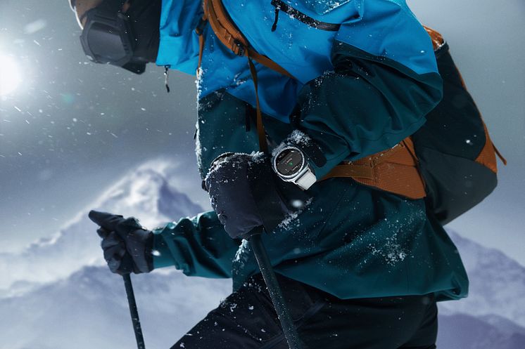 038-lifestyle-galaxy-watch-ultra-titaniumwhite-snow-mountain.jpg
