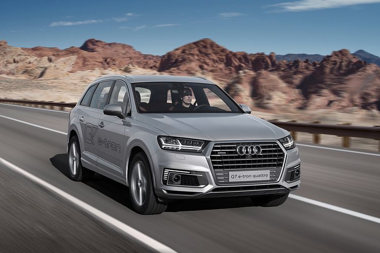 Audi Q7 e-tron 2.0 TFSI quattro (Asian market) front dynamic