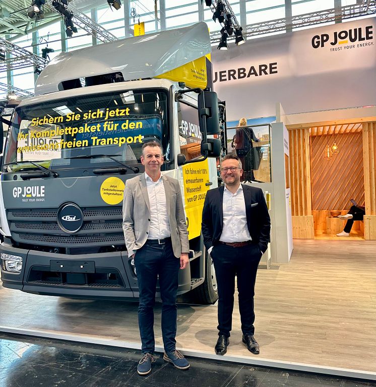 Paul Group und  GP JOULE HYDROGEN (rechts) besiegeln Kooperation über die Lieferung von PH2P® Trucks