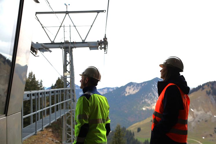 Maßnahme für eine sichere Energieversorgung auf dem Taubenstein. Dr. Egon Leo Westphal und Landtagspräsidentin Ilse Aigner verfolgen die Maßnahme.