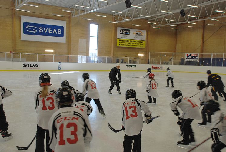 Mats Sundin med Sollentunas ungdomar