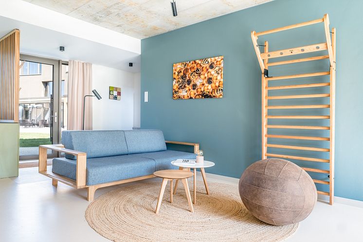 2_Wohnraum-mit-Couch_Alex-Huefner_360-Teamgeist-GmbH.jpeg