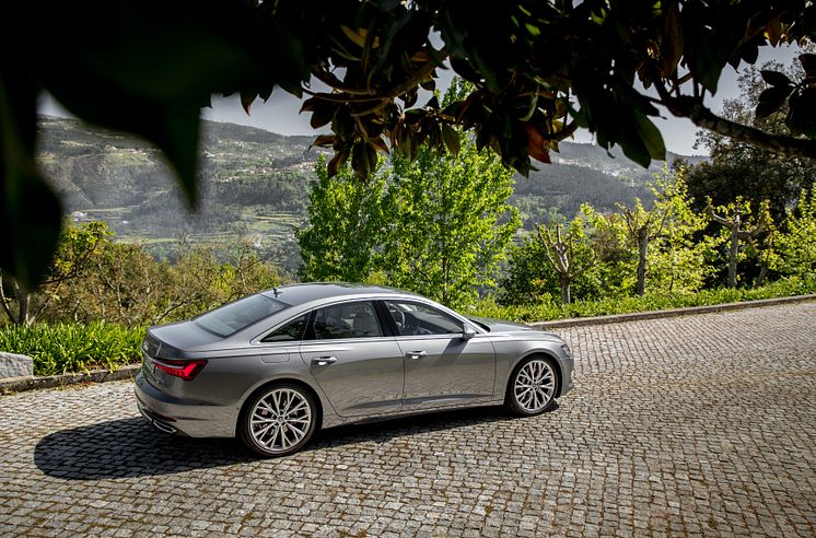 Audi A6 (florettsølv) fra siden statisk