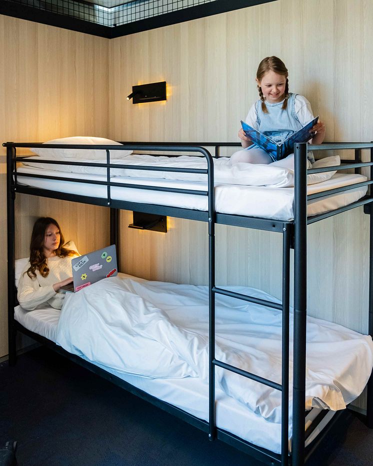 Barna gjør seg komfortable i køyesengene på familierom på Citybox Helsinki