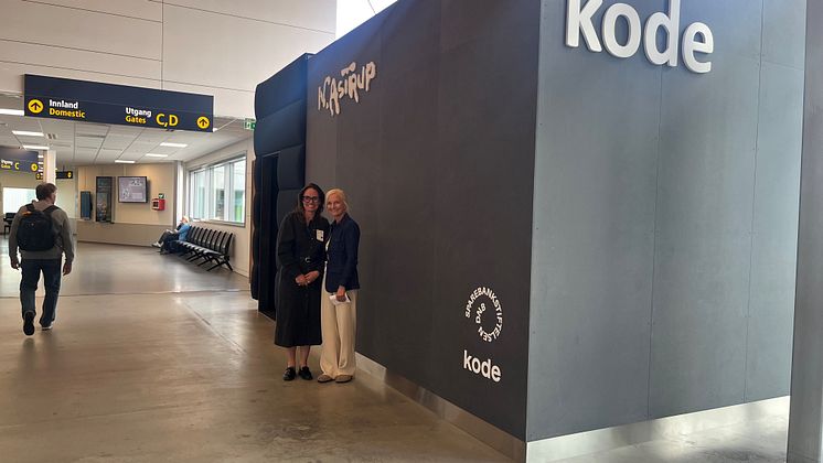 Kristin Myhre (Kode) og Aina Tysse (Avinor) ved det nye Astrup-rommet på Flesland.