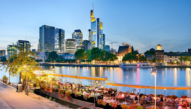 Frankfurt am Main_Frankfurt_Main_Restaurant_Bootshaus_auf_dem_Main_vor_der_Skyline.jpg