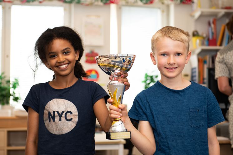 Vinnare av Lilla Säkerhetspriset 2018, Klass 2B Kevingeskolan i Dandaryd. På bilden fr vänster: Solana Zarai och Edvin Lundberg. Foto: : MTR/Emil Andersson