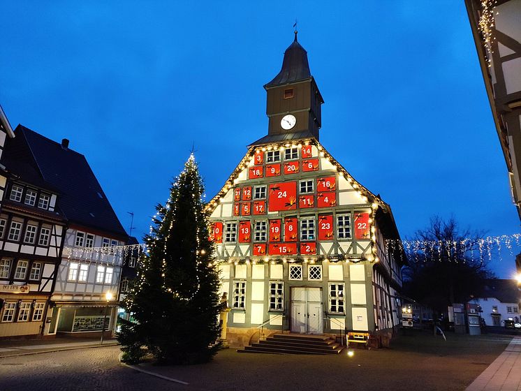 Altes Rathaus Uslar mit Riesen-Adventskalender (c) Touristik-Information Uslar, C. Filpe.jpg
