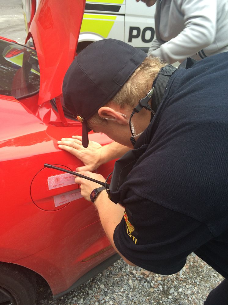 Knut og Henrik satte verdensrekord med sportsbilikonet Ford Mustang. Her i Kragerø kommune etter at tanken var gått tom og politiet bevitner både km-stand og at tanken var forseglet