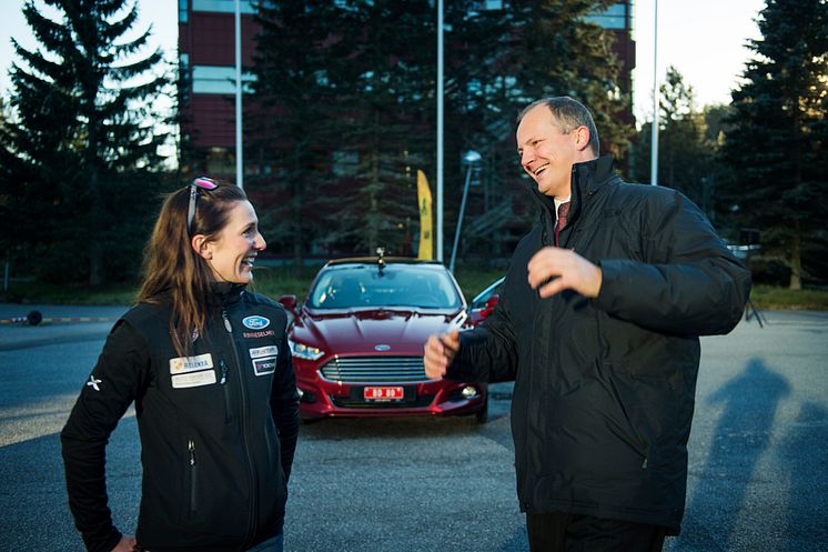 Samferdselsminister Ketil Solvik-Olsen møtte racerfører Molly Pettit til promilleduell i nye Ford Mondeo