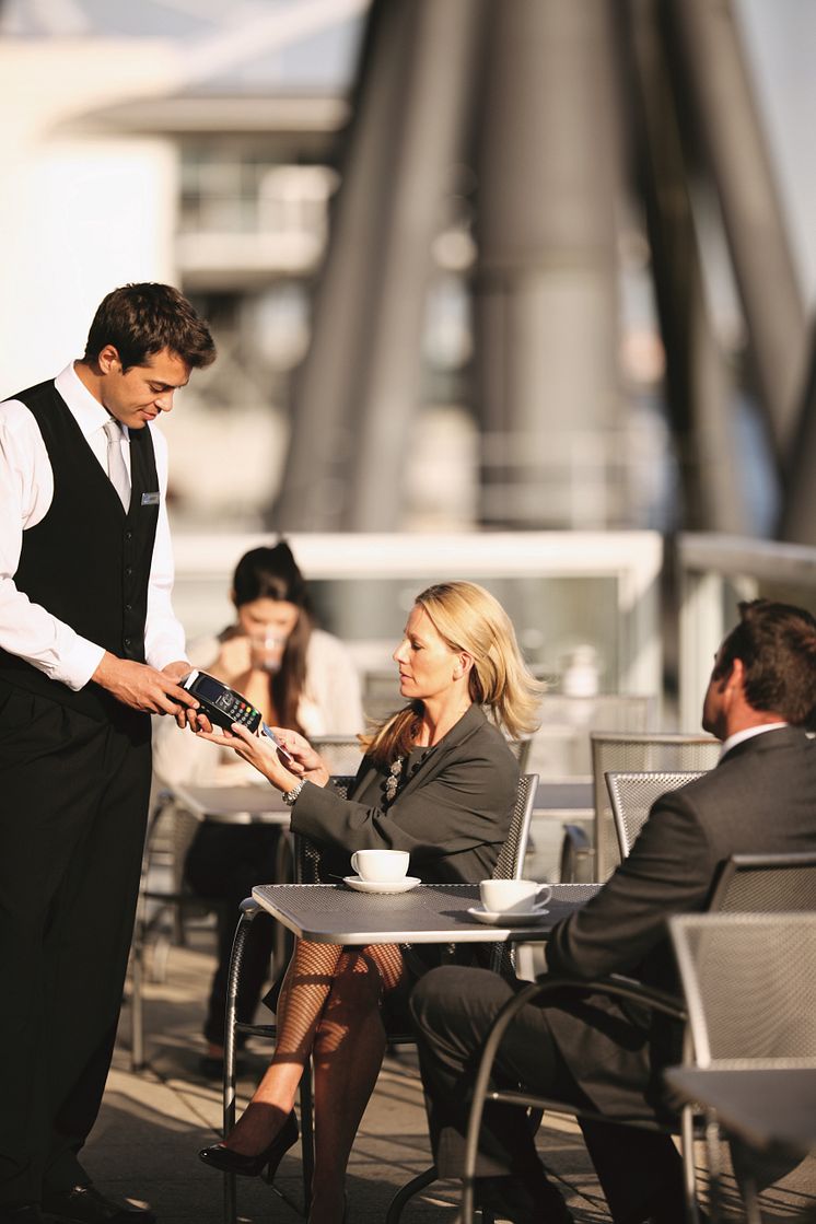 Geschäftskunde bezahlt im Restaurant mit Corporate Card