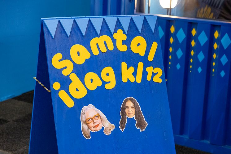 Gatupratare Marianne Lindberg de Geer och Sara Nazari
