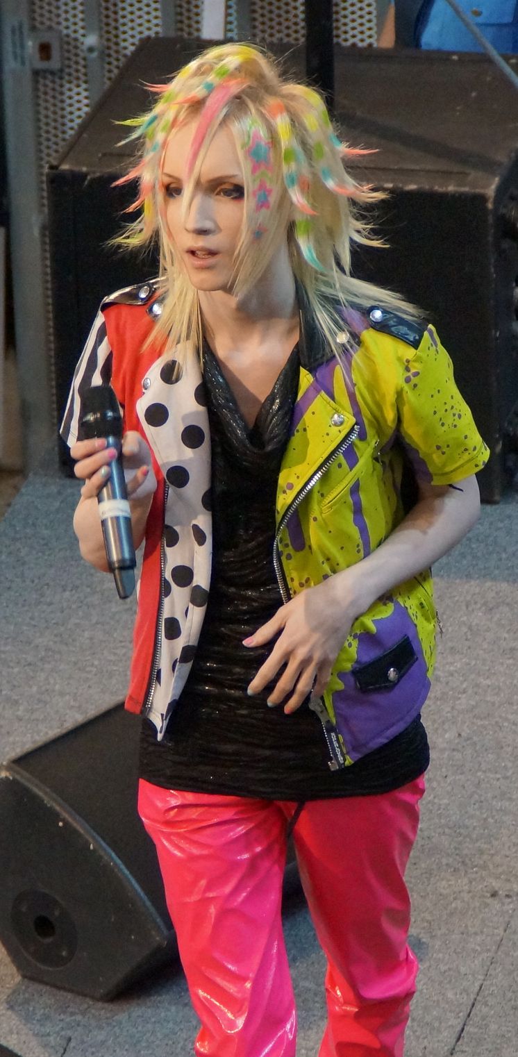 YOHIO på scenen Nordstan 7 april 2013