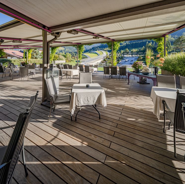 Wellness Terrasse mit Holz: „ATMOSPHERE by Krallerhof