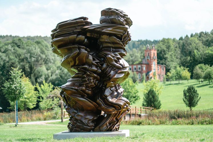 Purple Path_Stack_ Die Skulptur korrespondiert mit der durch den Uranbergbau zerstörten Landschaft_Fotograf Ernesto Uhlmann.jpg