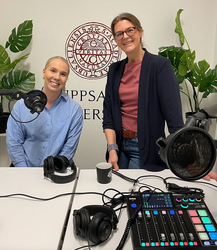 Emmy och Maria i poddstudion.jpg