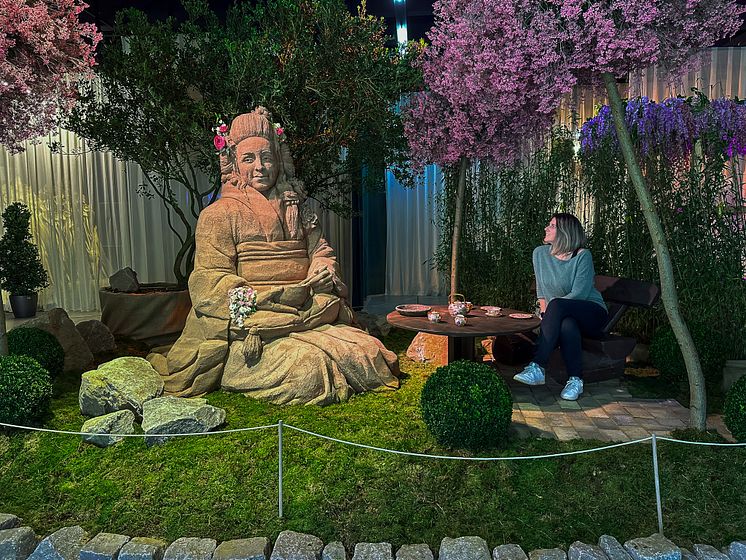 Teezeremonie mit der Geisha aus Sand in japanischer Kirschblüte_Foto Oskarshausen