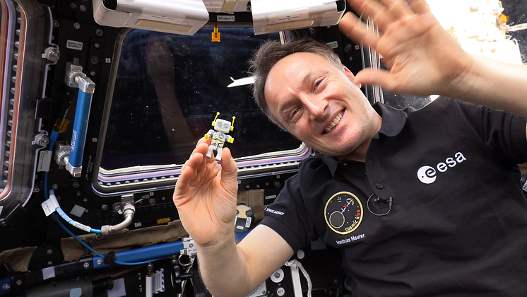 ESA-Astronaut Matthias Maurer und PLAYMOBIL-Roboter ROBert auf der ISS 