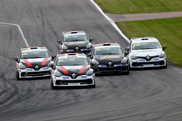 Startbild Clio Cup, söndagens race i Falkenberg. I täten Ilmari Korpivaara. Foto: Racefoto