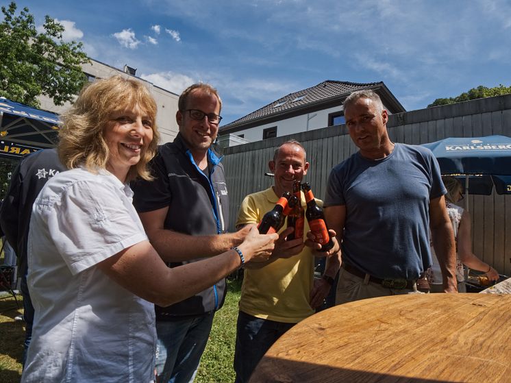 Die Karlsberg-Mitarbeiter Margit Beetz (von links nach rechts), Andre Colle, Michael Berger und Stefan Brass stoßen mit einem Karlsberg Bock auf den Erfolg beim Meininger’s International Craft Beer Award an. Foto: Karlsberg/ Stephan Bonaventura