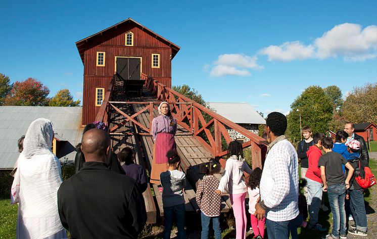 Intendenten vid Olofsfors bruksmuseum, Åsa Lindström, guidar från kolbryggan. Foto: Elisabeth Westerlund.