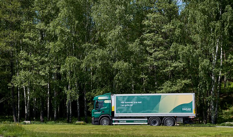 Dagab Scania laddhybrid skog.jpeg