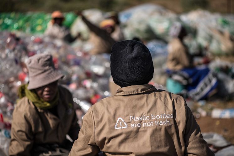 PET-muovipullojen käsittelyä Etelä-Afrikassa