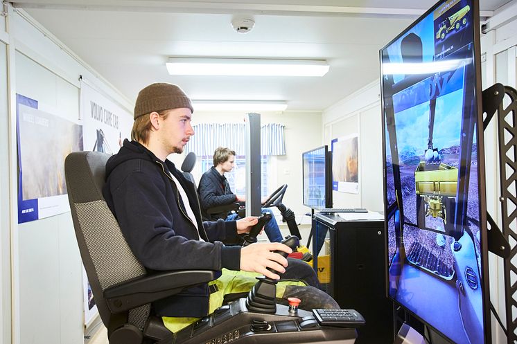 Rekarneskolan - Linus Lundgren och Viktor Forselius kör simulatorer