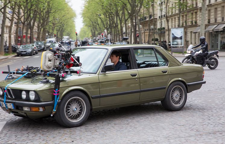 Tom Cruise under optagelserne i en 1986 BMW 5-serie Sedan