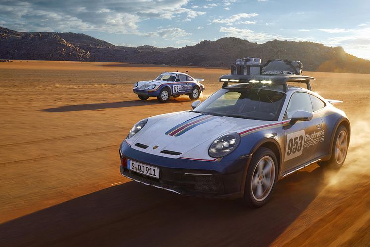 Porsche 911 Dakar med Rallye Design Package och takräcke med integrerade extraljus.