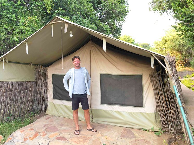 Jonas Sommar framför ett tält i viltreservatet Masai Mara.