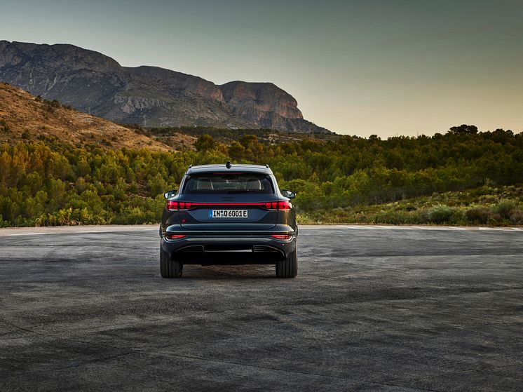 Audi Q6 e-tron quattro (Plasmablå metallak)