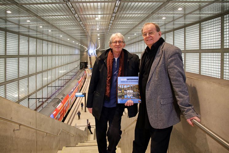Die Autoren Peter Franke (Fotografie) und Bernd Sikora (Text und Konzept) mit dem Bildband "Unterwegs - zwischen Leipzig und dem Erzgebirge"