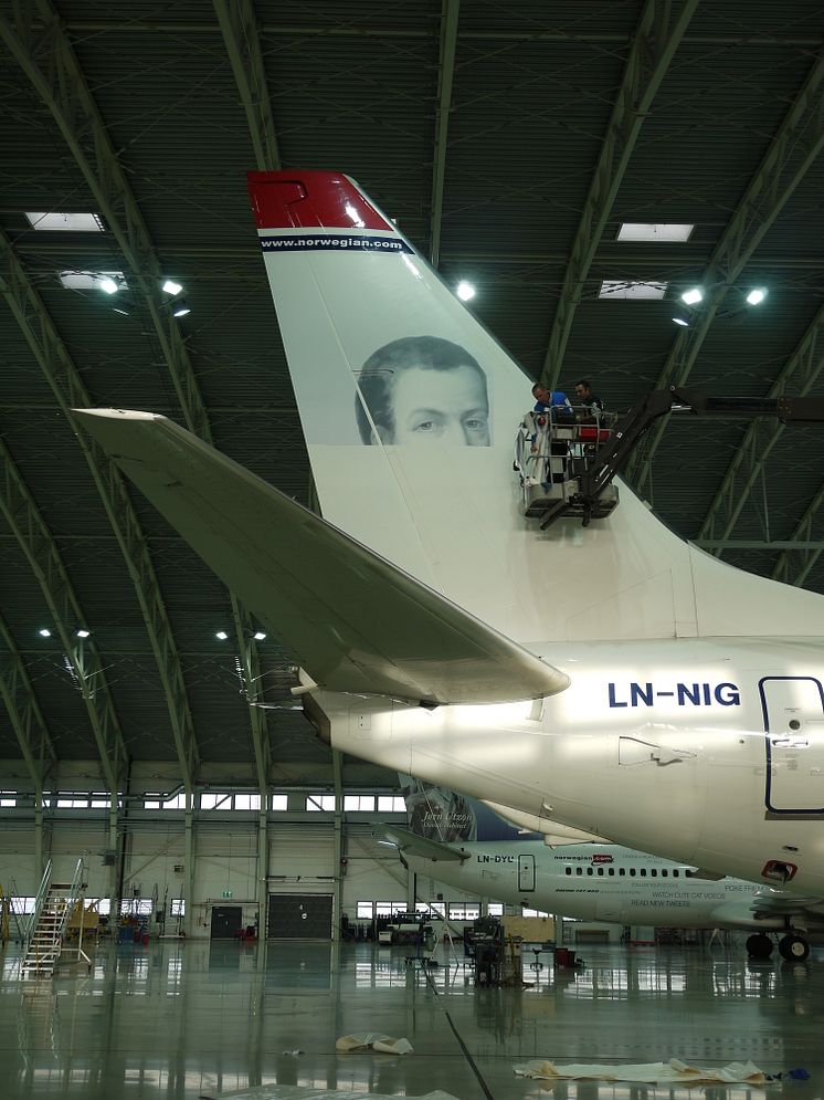 Painting of Juan Sebastián Elcano's tail (LN-NIG) at Norwegian's hangar in Oslo.