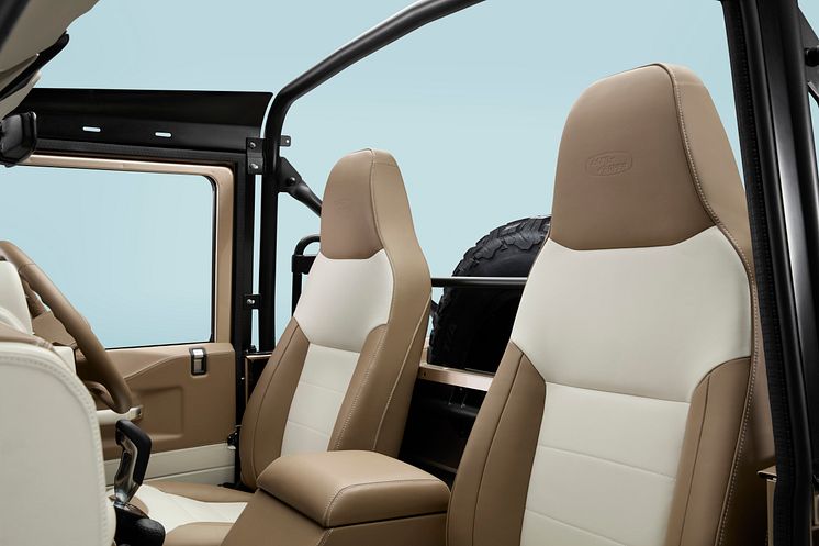 1326_SC_HP_LRCLASSIC_V8_SOFTTOP_HERO_07_Seats_v3a.jpg