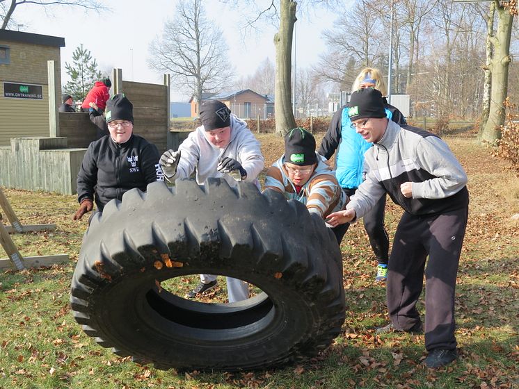 Gänget som ska delta i Toughest tränar på ett av hindren, att flytta däck.