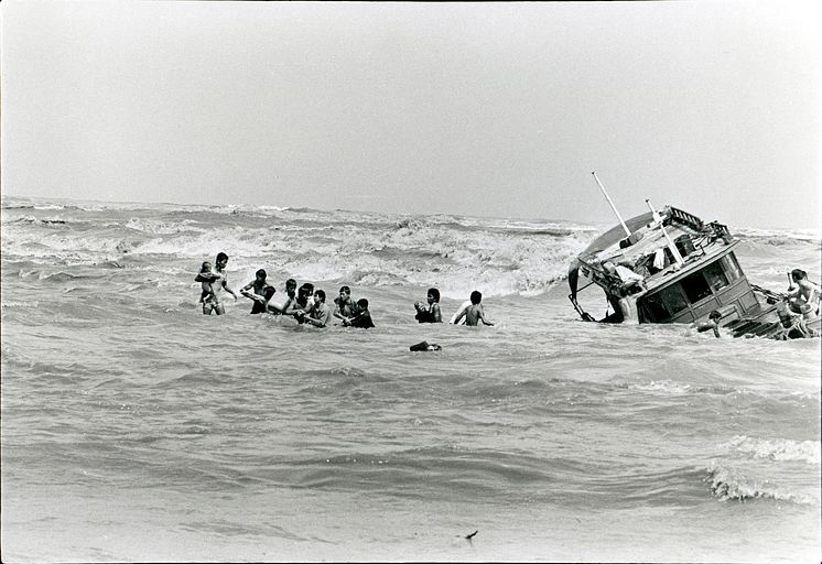 Vietnamesiska båtflyktingar i vattnet